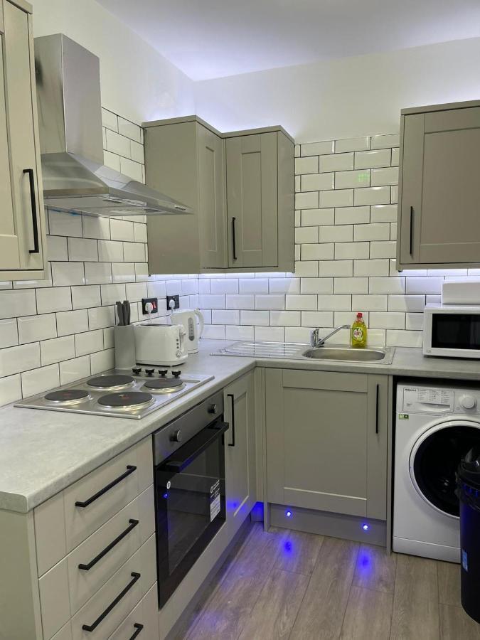 Luis In Leeds Apartment *