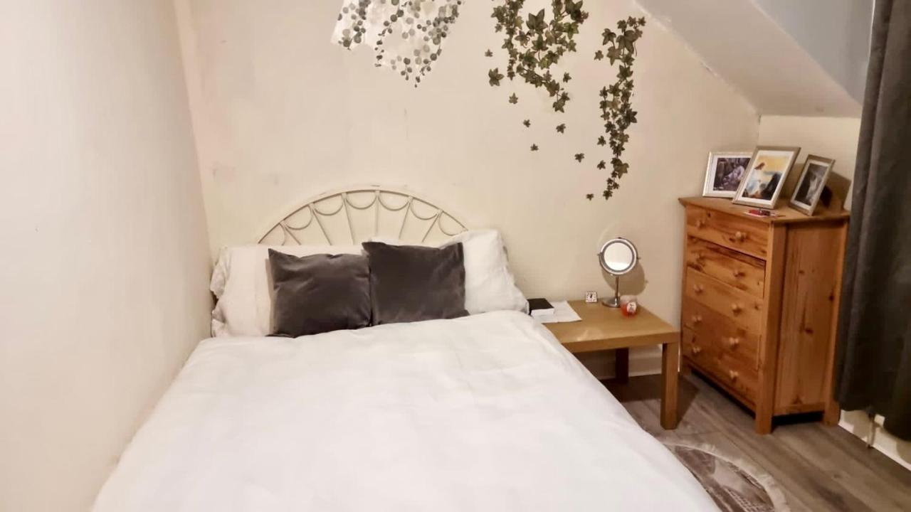 Centrally Located Double Bedroom In Leeds Homestay