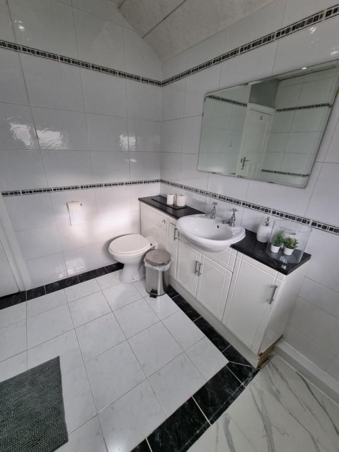 Homestay Luxury Double Bed With Private Bathroom, Netflix, Work Space And Wifi Leeds (West Yorkshire)
