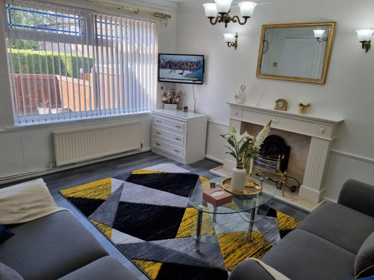 Modern 2-bed - Private Garden Parking & Wifi Holiday home Leeds (West Yorkshire)