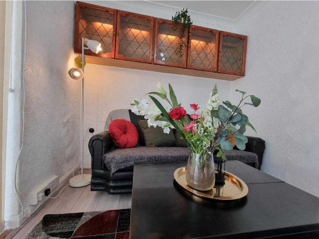 Homestay Luxury Double Bed With Private Bathroom, Netflix, Work Space And Wifi *