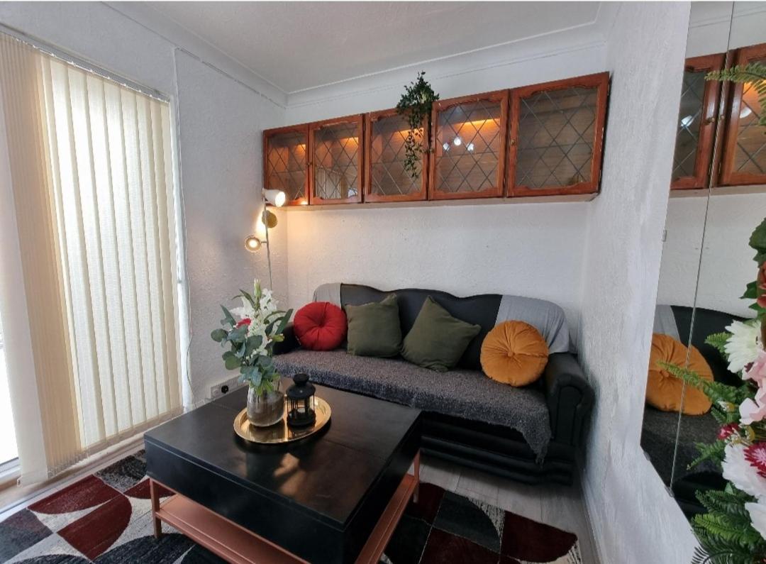 Homestay Luxury Double Bed With Private Bathroom, Netflix, Work Space And Wifi *