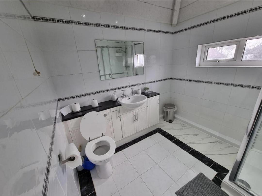 Homestay Luxury Double Bed With Private Bathroom, Netflix, Work Space And Wifi Leeds (West Yorkshire)