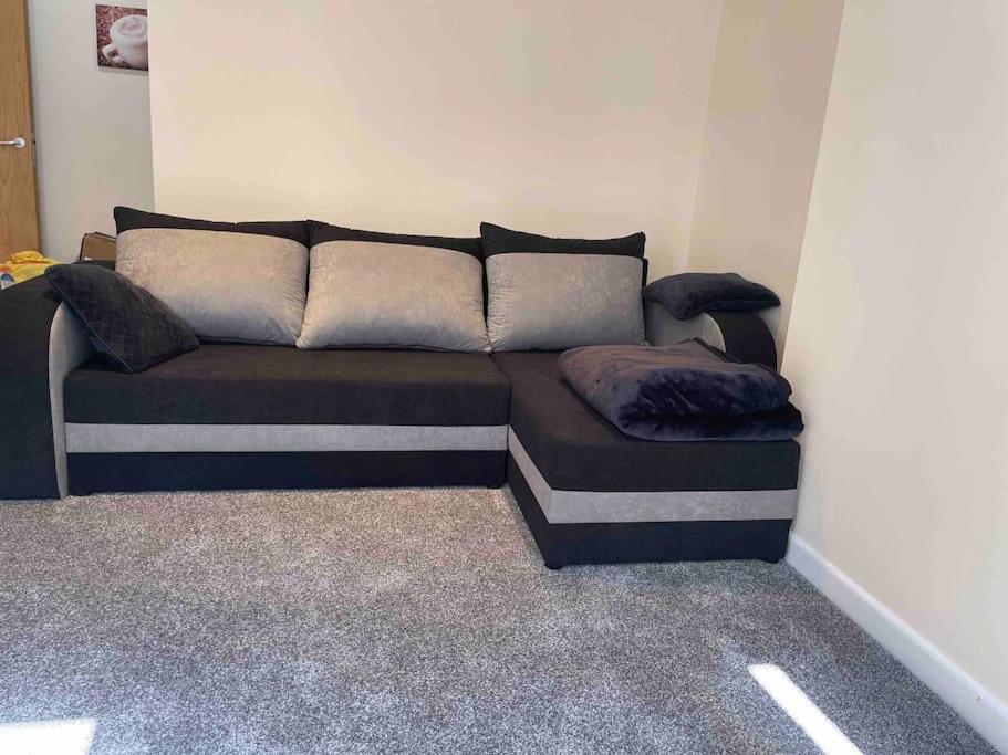Apartment Superb Balconied 2bedroom Flat In Heart Of Centre *