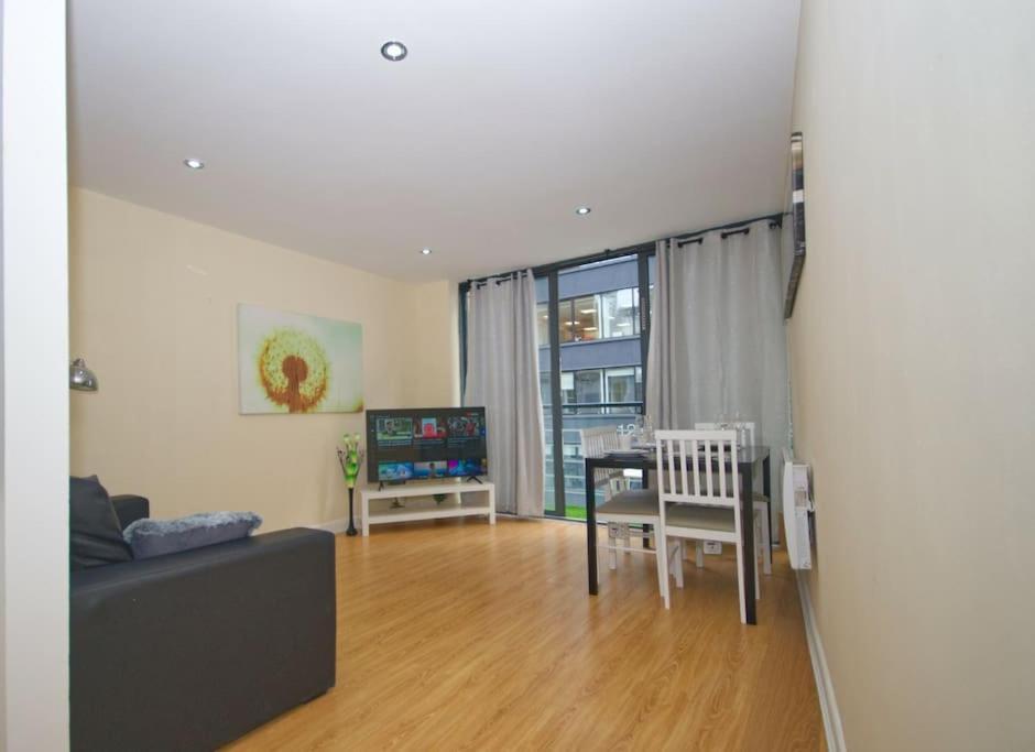Alluring 2 Bedroom Leeds Centre Apartment- Self Check-in,balconied Apartment