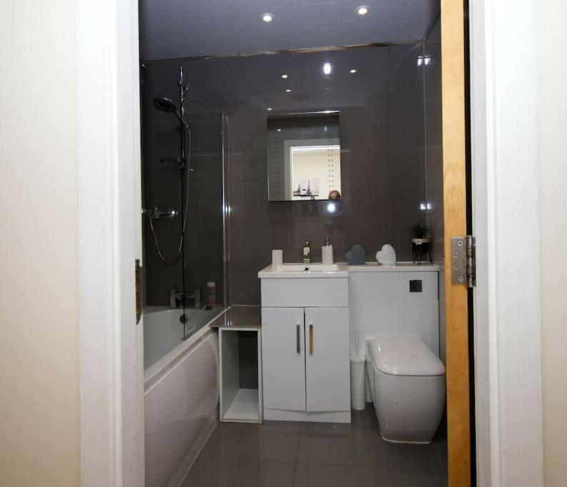 Alluring 2 Bedroom Leeds Centre Apartment- Self Check-in,balconied *