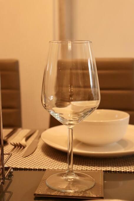 Lovely Staycation With Family Free Parking & Wifi Apartment