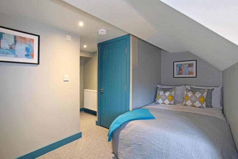 Elland Road Guest house *