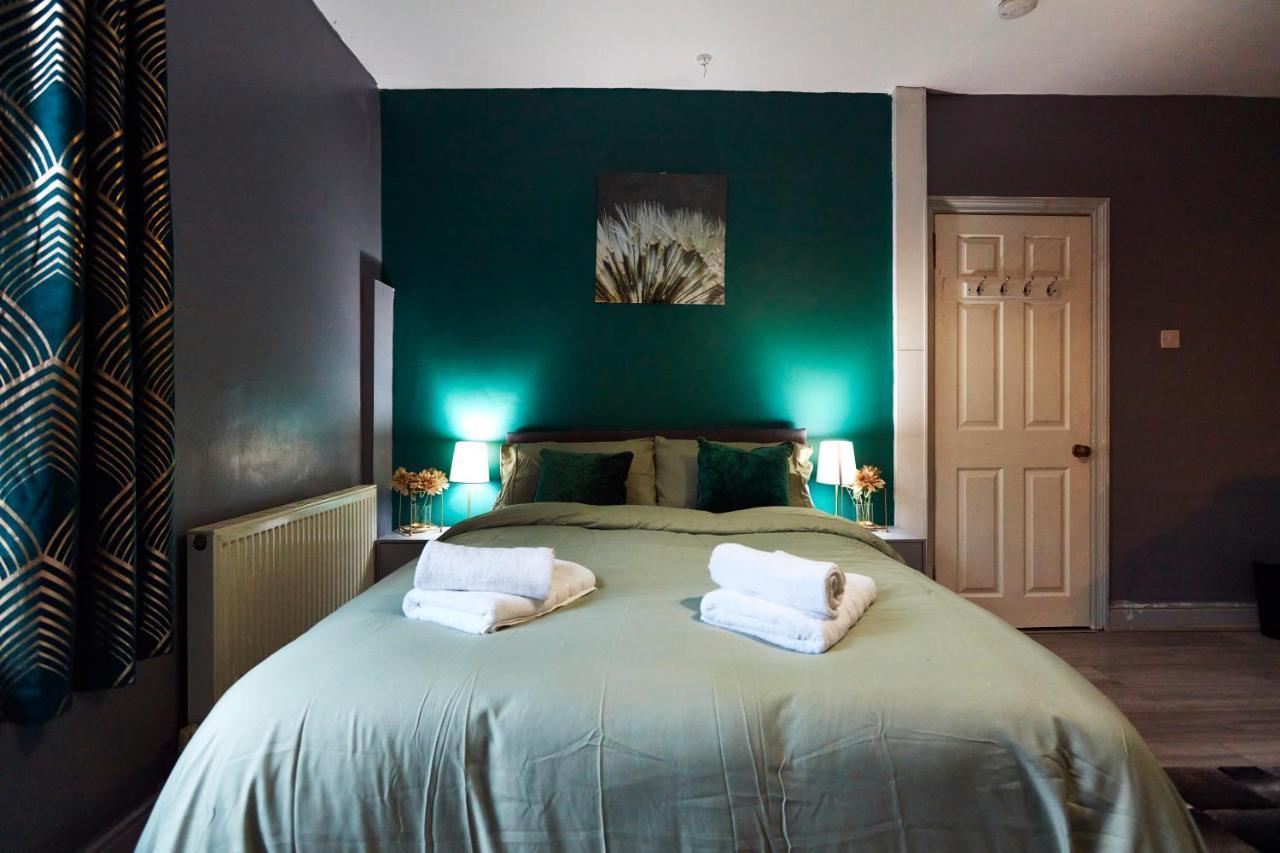 Away From Entire 2 Bedroom House * Leeds (West Yorkshire)