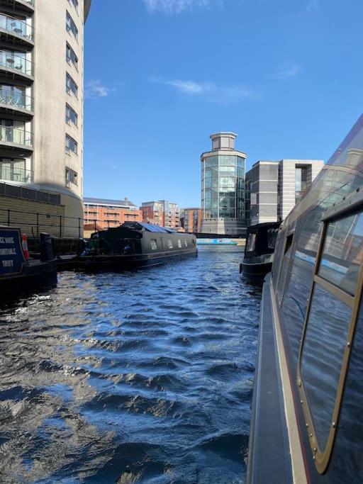 Cosy Narrowboat Benedict, Clarence Dock Leeds Botel Leeds (West Yorkshire)