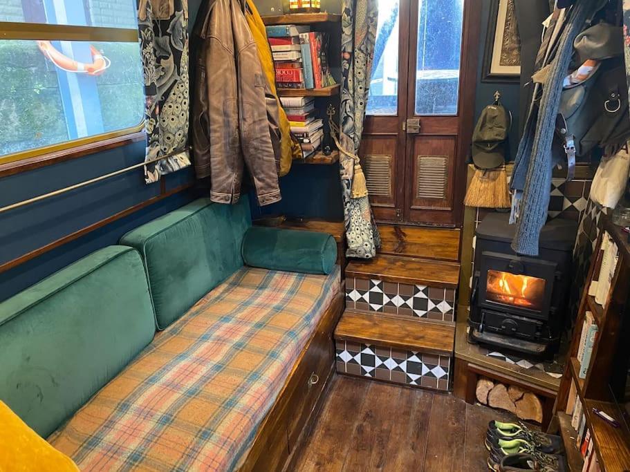 Cosy Narrowboat Benedict, Clarence Dock Leeds Botel Leeds (West Yorkshire)