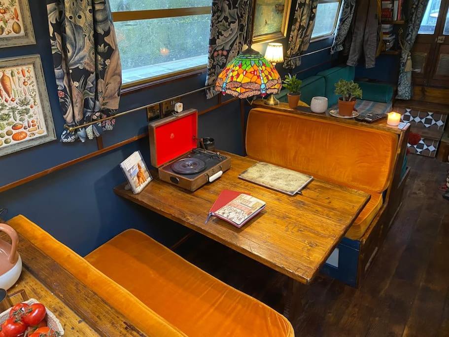 Botel Cosy Narrowboat Benedict, Clarence Dock Leeds Leeds (West Yorkshire)