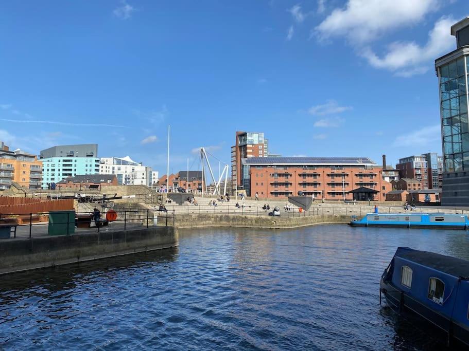 Cosy Narrowboat Benedict, Clarence Dock Leeds * Leeds (West Yorkshire)