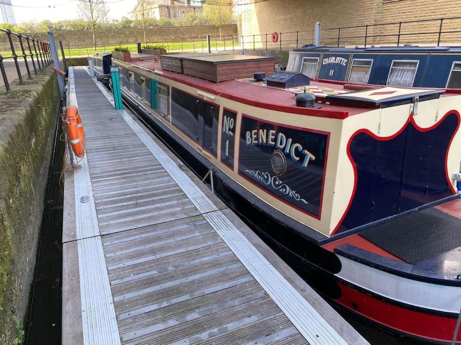Cosy Narrowboat Benedict, Clarence Dock Leeds Botel
