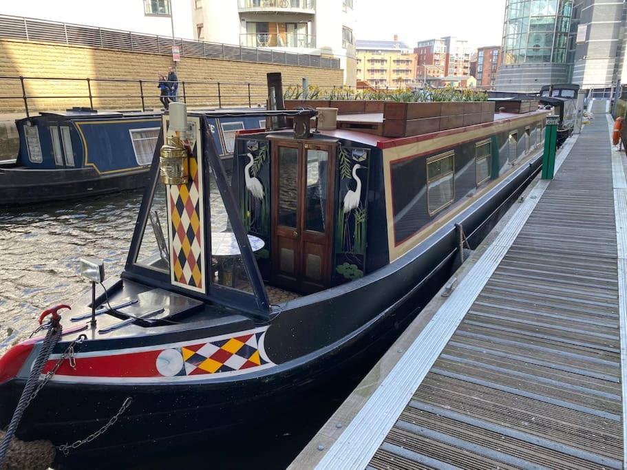 Cosy Narrowboat Benedict, Clarence Dock Leeds Botel