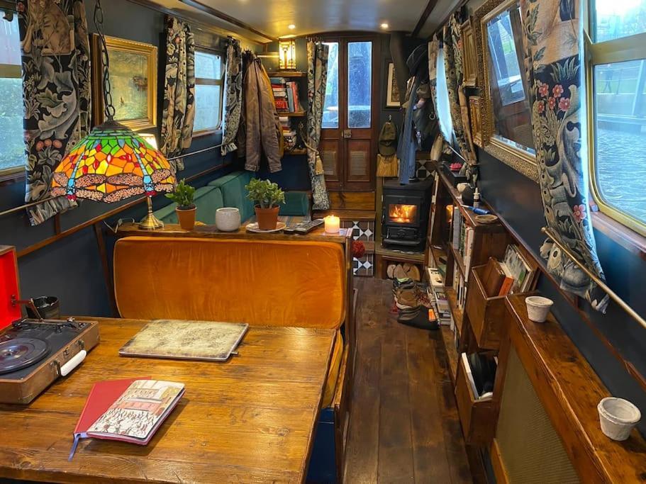 Cosy Narrowboat Benedict, Clarence Dock Leeds Botel Leeds (West Yorkshire)