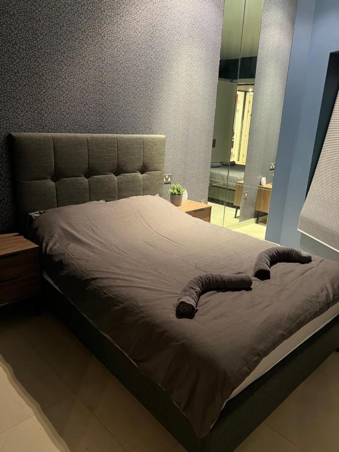 Luxury 2 Bedroom Centre Penthouse *