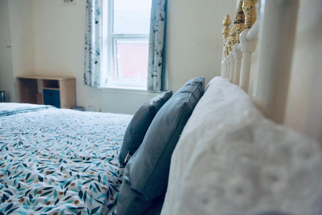 A Peaceful Double Bedroom In Leeds Homestay *