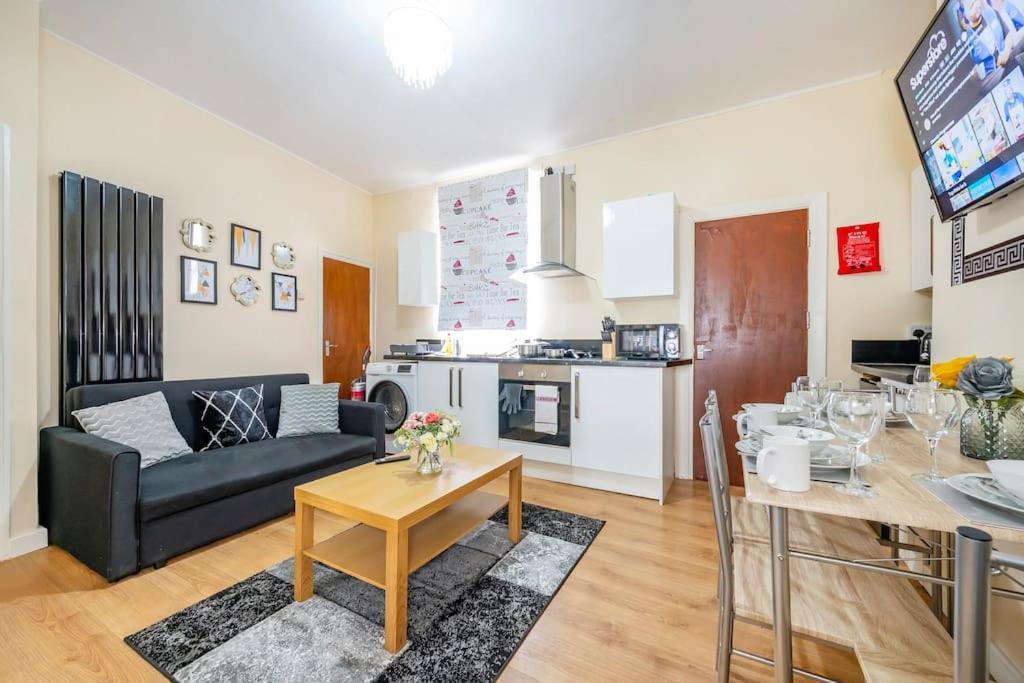 Ground Floor Haven: Relaxed With Free Parking & Wi-fi * Leeds (West Yorkshire)