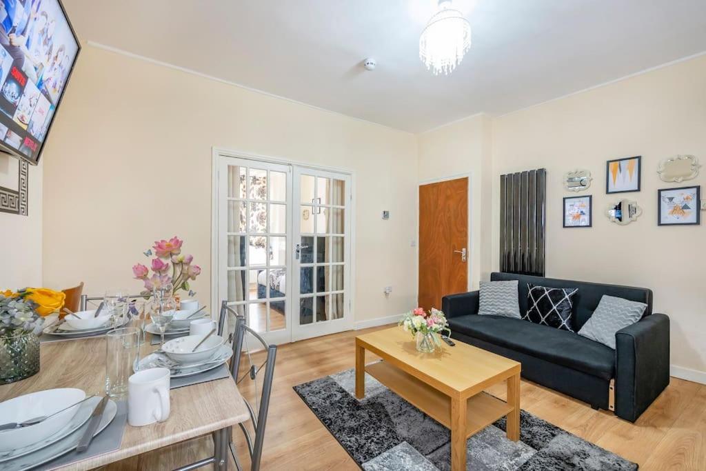 Apartment Ground Floor Haven: Relaxed With Free Parking & Wi-fi *
