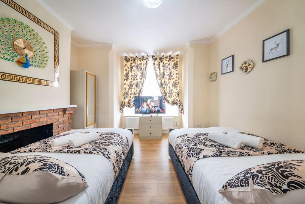 Ground Floor Haven: Relaxed With Free Parking & Wi-fi *