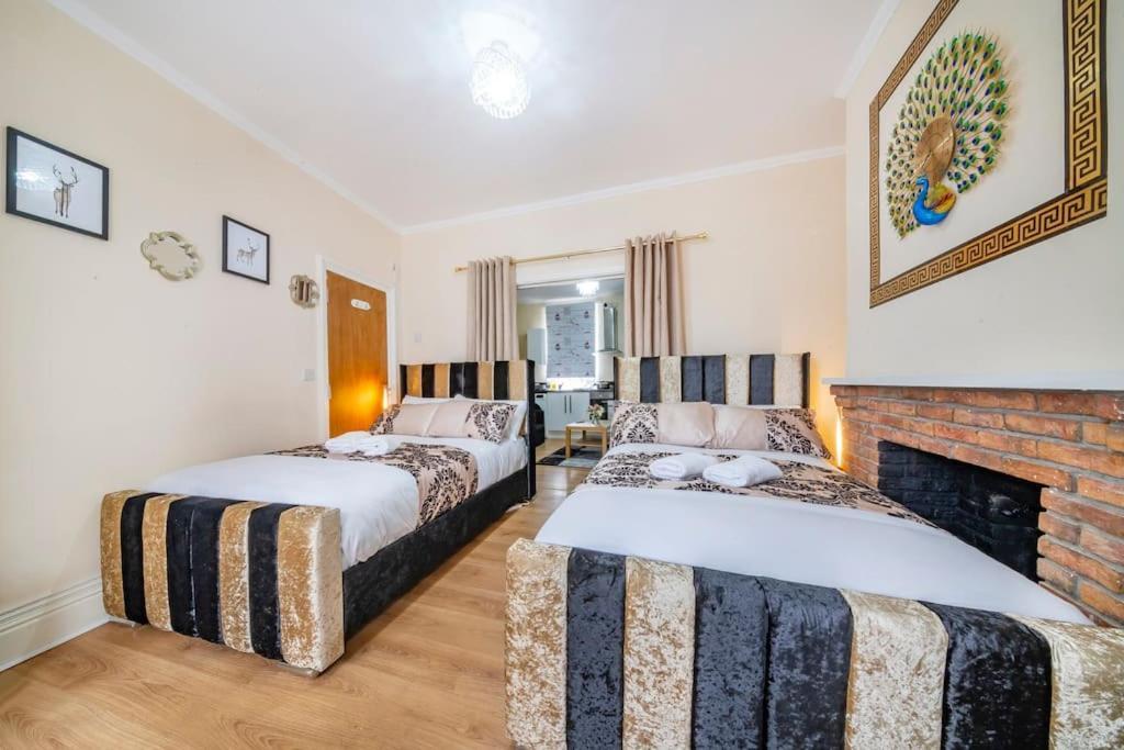 Ground Floor Haven: Relaxed With Free Parking & Wi-fi