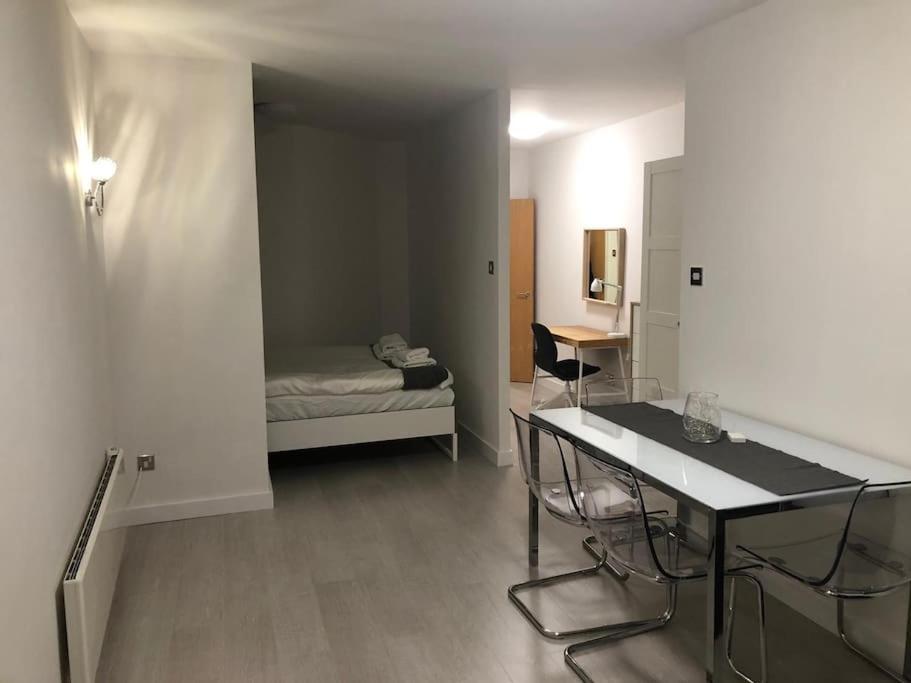 Apartment Stunning In Leeds- Financial District *