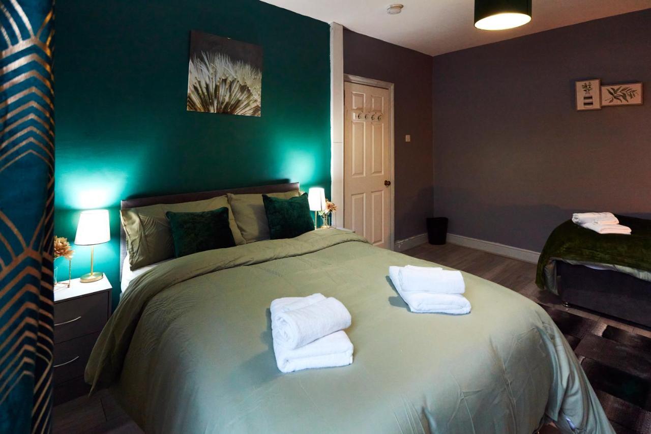 Away From Entire 2 Bedroom House Leeds (West Yorkshire)