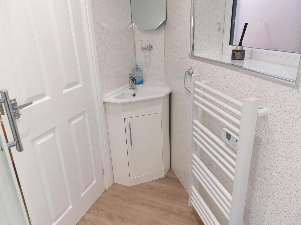 Modern 1 Bed 10 Mins To Leeds Cent *