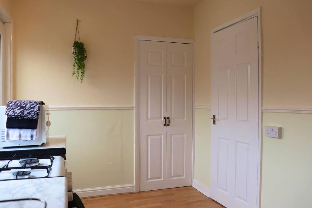 Unique 3 Bedroom House Free Wifi & Parking *