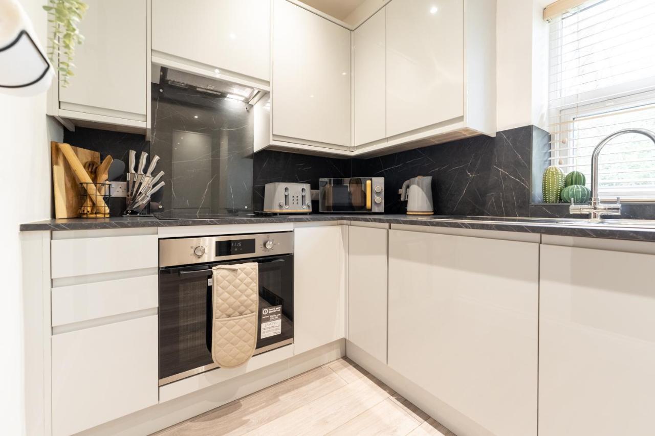 Peaceful Returns - 2 Bed House Near Roundhay Park Apartment *
