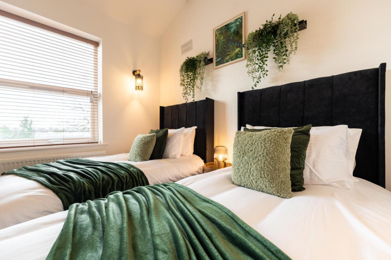Peaceful Returns - 2 Bed House Near Roundhay Park Apartment