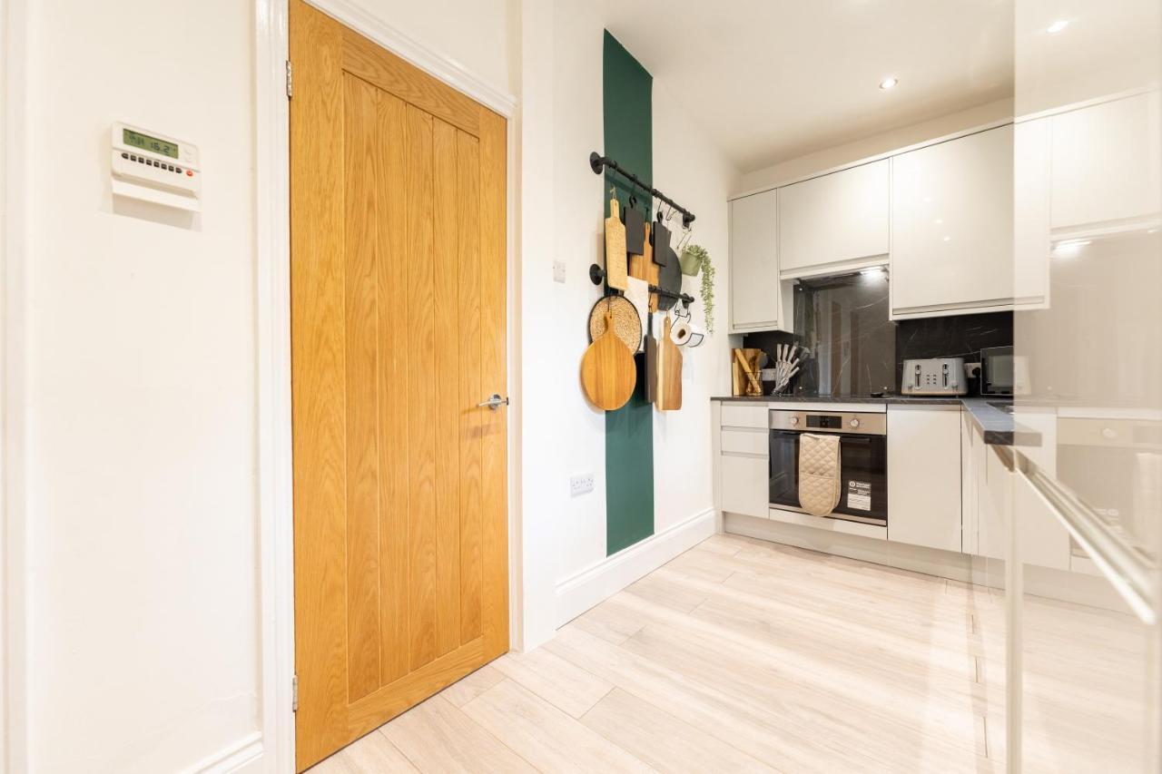 Peaceful Returns - 2 Bed House Near Roundhay Park *