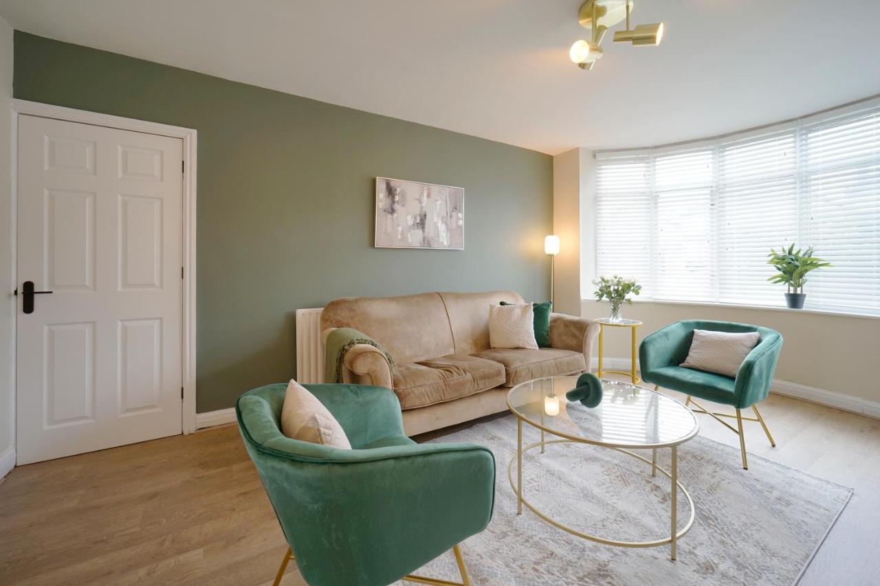 Stunning Luxury 3 Bed House With Garden In North Leeds