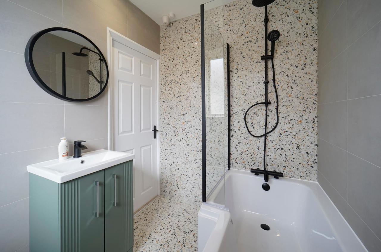 Holiday home Stunning Luxury 3 Bed House With Garden In North Leeds *