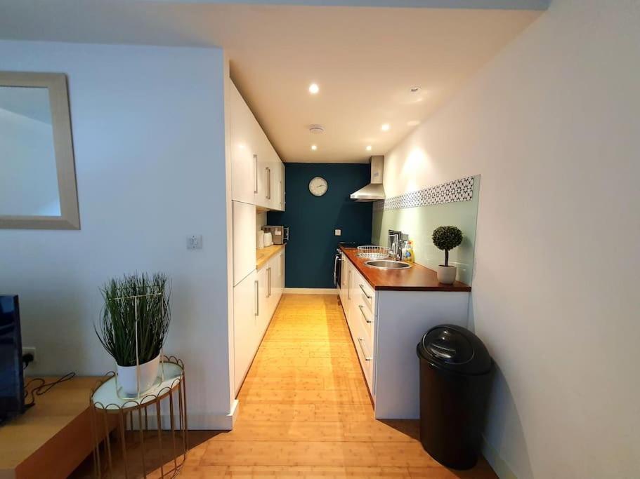 Perfect For Corporate & Business Travellers - Leeds City Centre - 3 Beds Apt - Monthly Offers