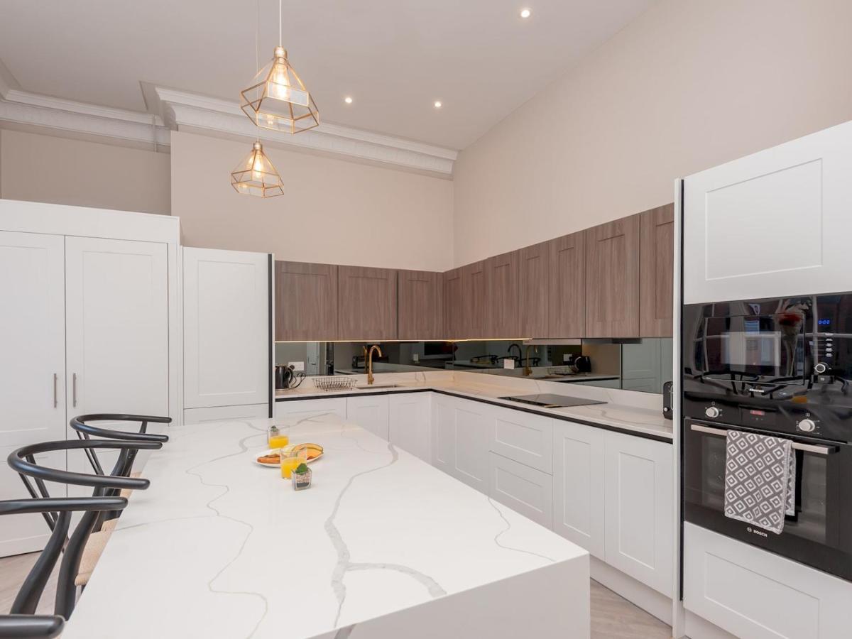 Apartment Luxury Pad Leeds Centre With Hot Tub Pass The Keys