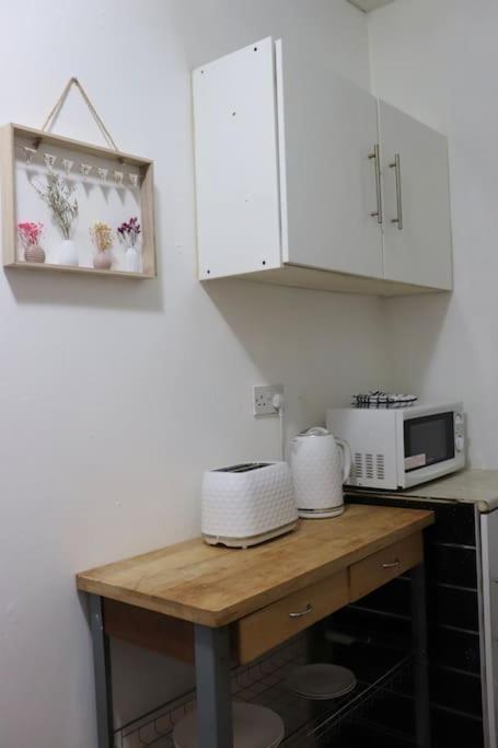 Peaceful 2 Bed House Free Wifi And Parking Apartment *