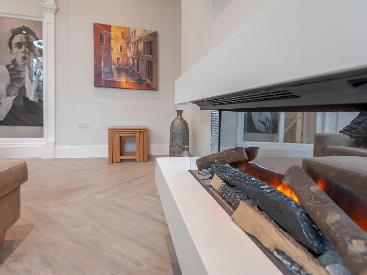 Apartment Luxury Pad Leeds Centre With Hot Tub Pass The Keys