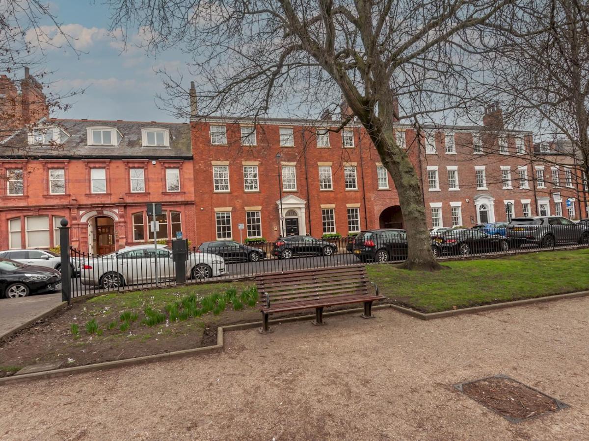 Apartment Luxury Pad Leeds Centre With Hot Tub Pass The Keys *