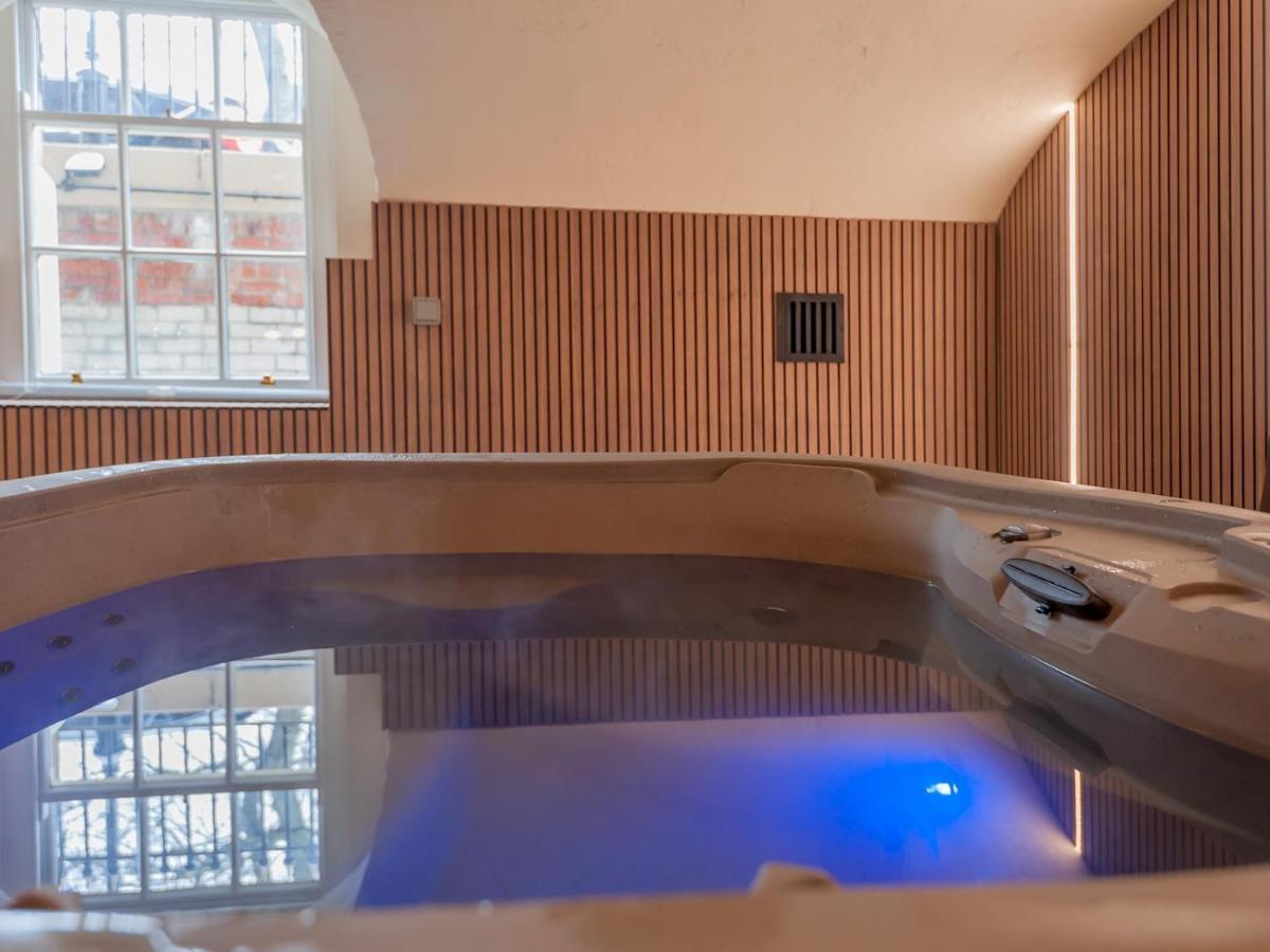 Luxury Pad Leeds Centre With Hot Tub Pass The Keys *