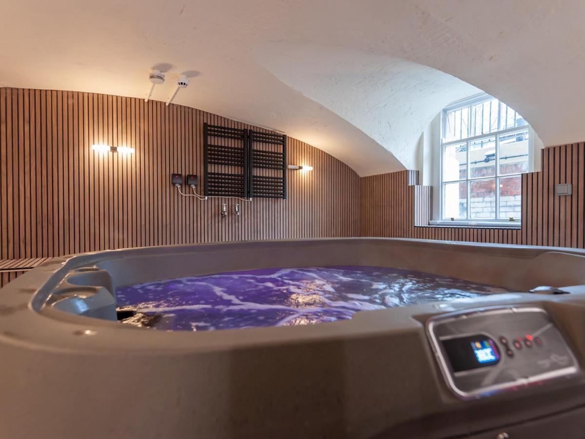 Apartment Luxury Pad Leeds Centre With Hot Tub Pass The Keys