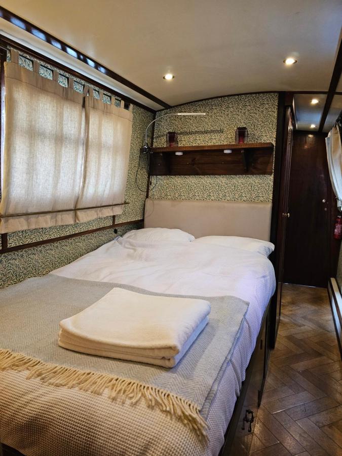 Cosy Narrowboat Benedict, Clarence Dock Leeds Botel
