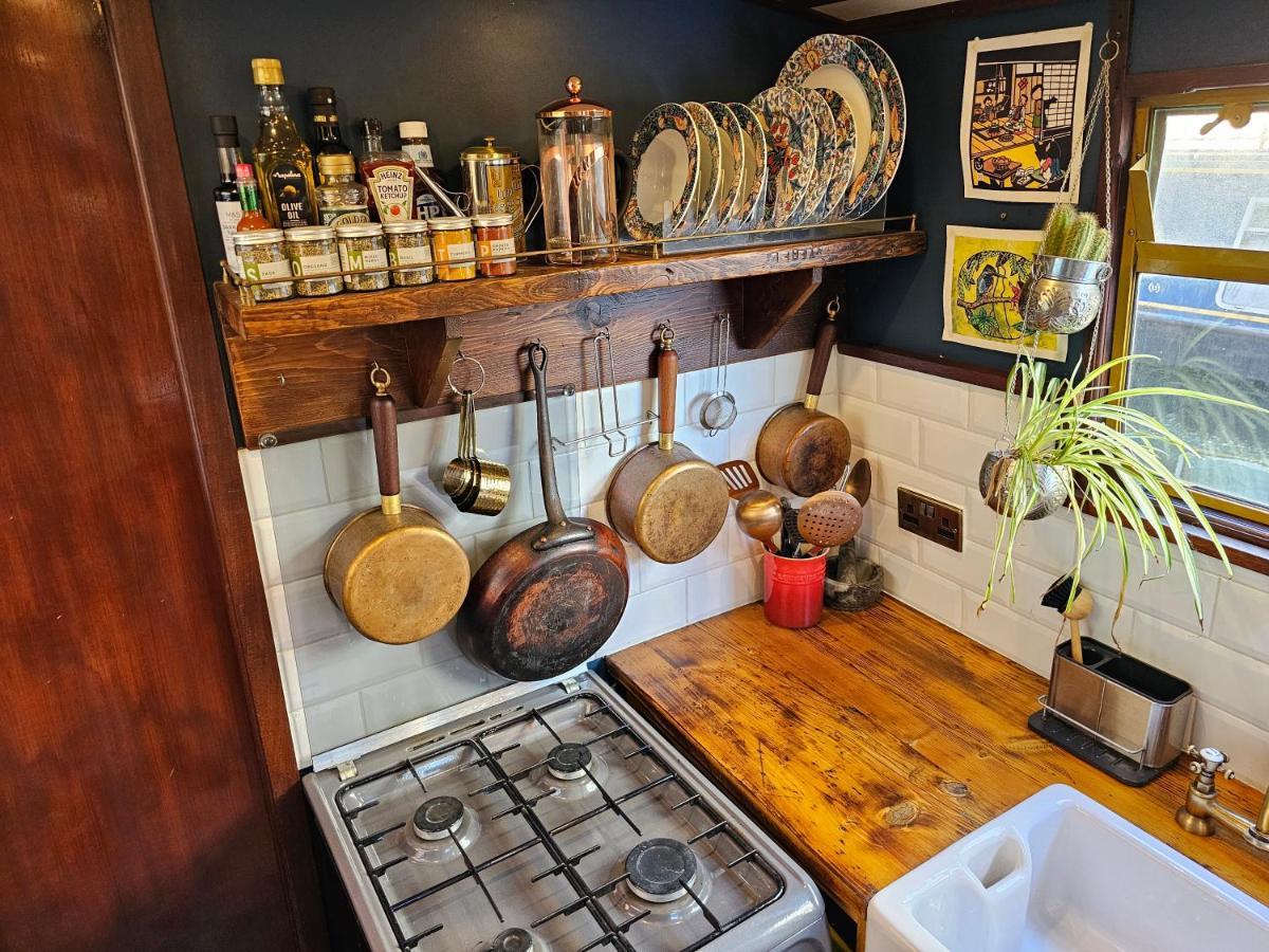 Cosy Narrowboat Benedict, Clarence Dock Leeds Botel *