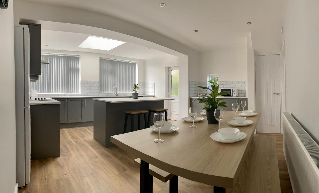 Gateway Getaway In Horsforth Sleeps 7 Holiday home *