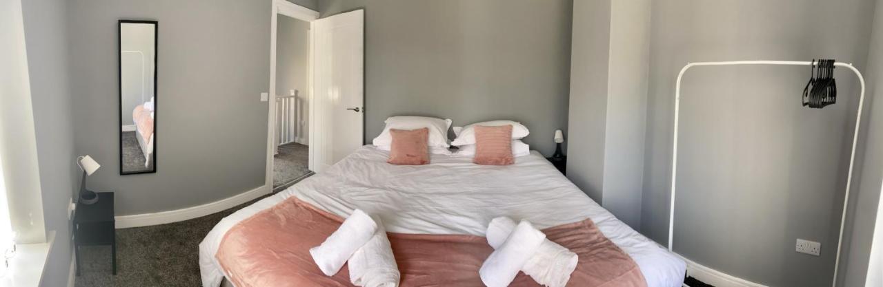 Gateway Getaway In Horsforth Sleeps 7 Holiday home *