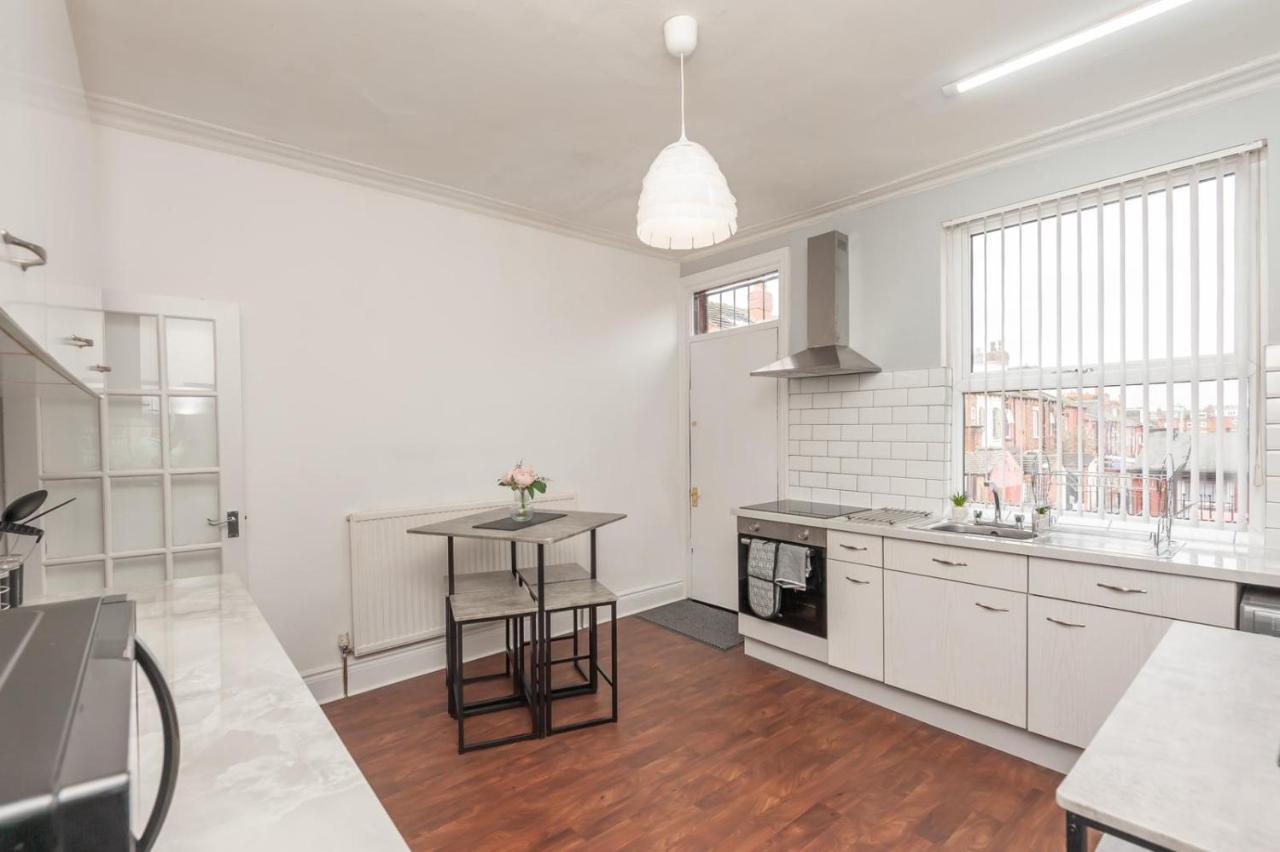 Leeds 4-bed House - Sleeps 9 Free Parking & Wifi Holiday home *