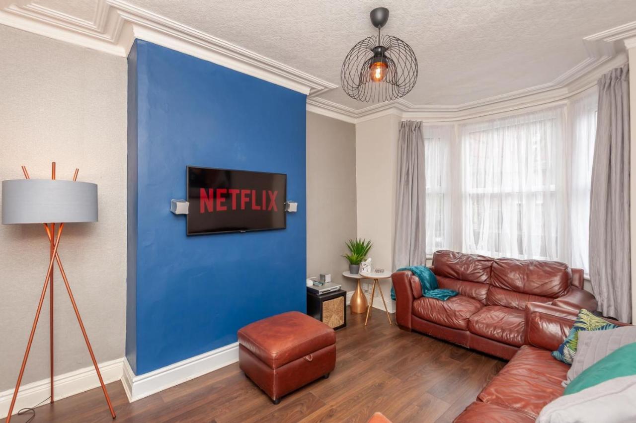 Holiday home Leeds 4-bed House - Sleeps 9 Free Parking & Wifi *