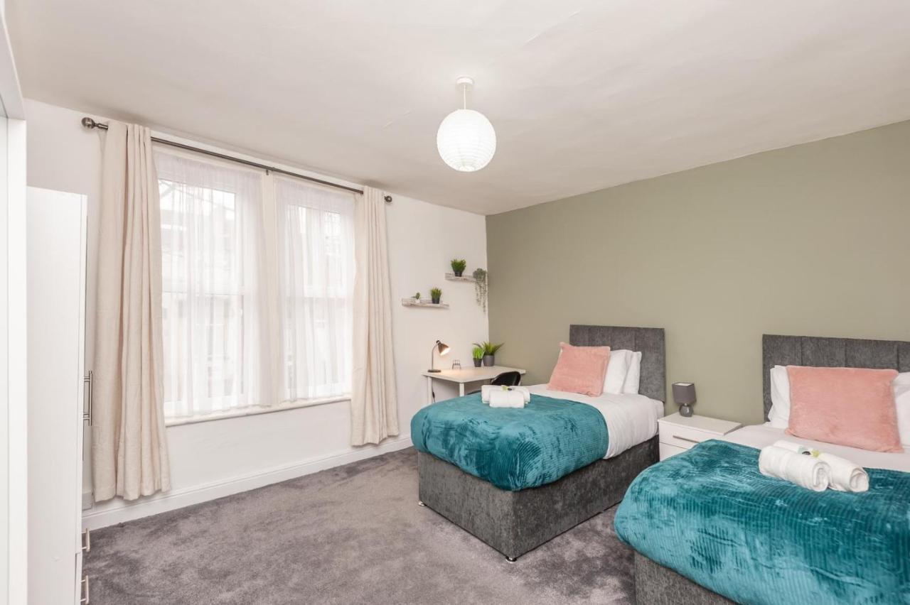Leeds 4-bed House - Sleeps 9 Free Parking & Wifi