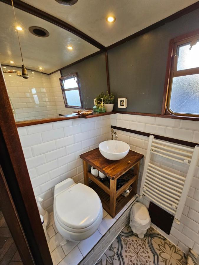 Cosy Narrowboat Benedict, Clarence Dock Leeds Leeds (West Yorkshire)